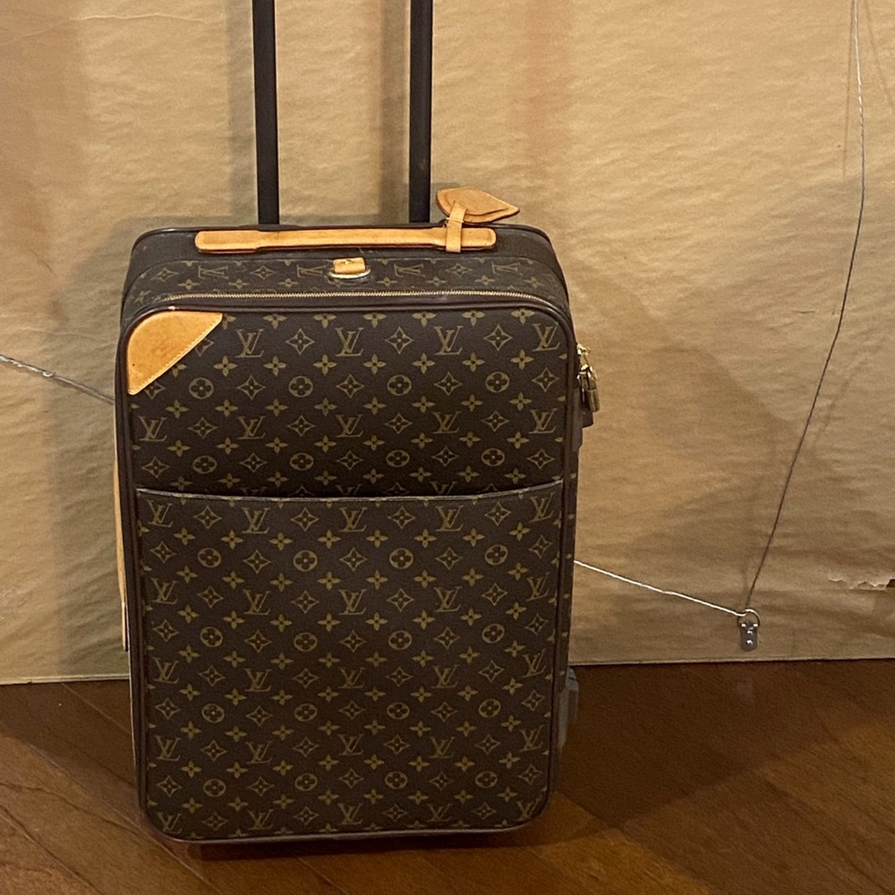 Louis Vuitton 22 inch roller bag